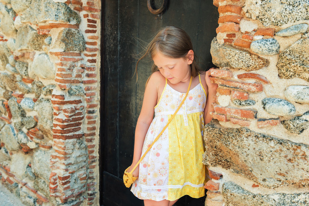 Портрет симпатичной маленькой девочки в желтом платье
 - Фото, изображение