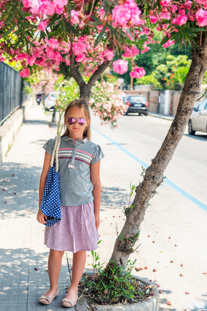 Suloinen pieni tyttö kesälomalla Italiassa, pystysuora kuva
 - Valokuva, kuva