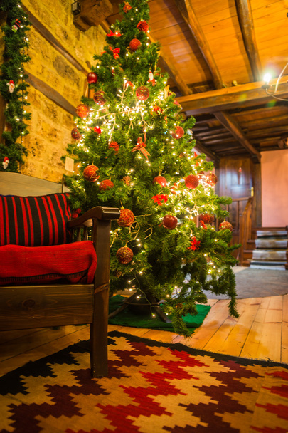 Weihnachtsbaum geschmückt mit Spielzeug, Lichtern und Girlanden, Griechenland - Foto, Bild