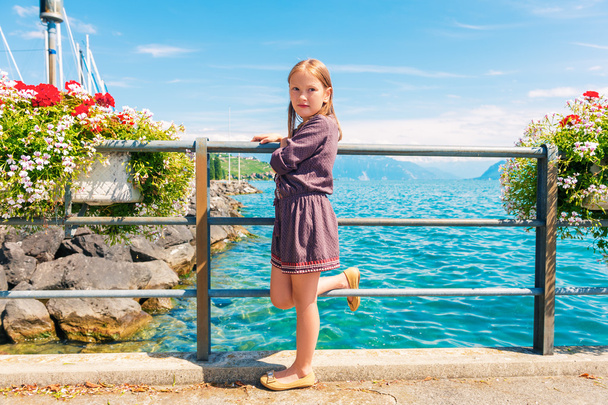 Söpö pieni tyttö 7-8 vuotias lepää järven rannalla mukava kesäpäivä
 - Valokuva, kuva