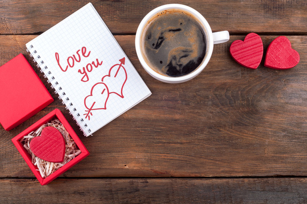 De dag van Valentijnskaarten achtergrond. Geschenkdoos met Valentine hart, kopje - Foto, afbeelding