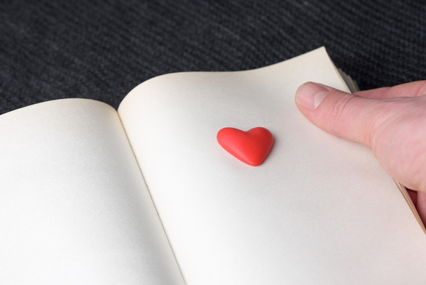 Symbool van de liefde op pagina's tellende boek - Foto, afbeelding