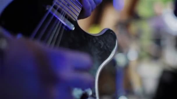 Gra na gitarze. Gitarzyści ręce grać akordy na gitarze elektrycznej. Muzyk wykonujący solo podczas koncertu w klubie nocnym. Szczelnie-do góry - Materiał filmowy, wideo