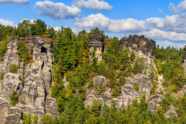 Panorama com pináculos rochosos típicos
 - Foto, Imagem