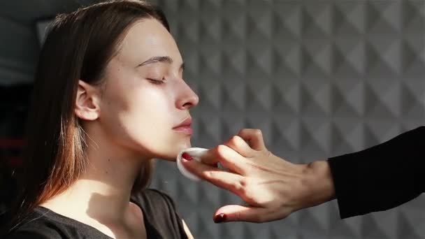 Maquiagem artista limpeza rosto do modelo usando almofadas de algodão para remover maquiagem. Limpeza e proteção dos cuidados com a pele. Close-up
 - Filmagem, Vídeo