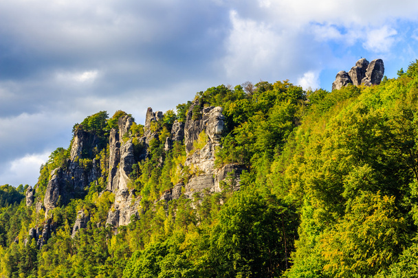 Panorama com pináculos rochosos típicos
 - Foto, Imagem
