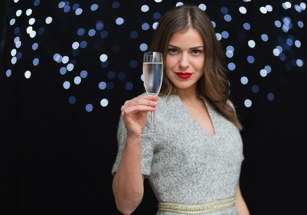 シャンパンのグラスを持つ女性 - 写真・画像
