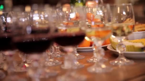 κόκκινο και λευκό κρασί σε ποτήρια - Πλάνα, βίντεο