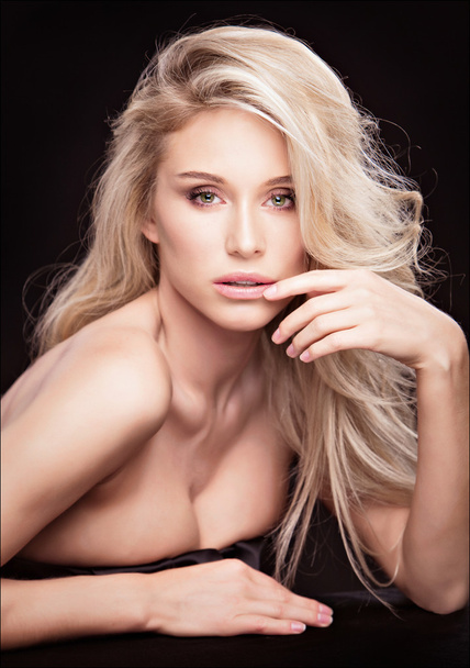 Portrait of naked beautiful sexy girl blonde on black background - Foto, Imagen