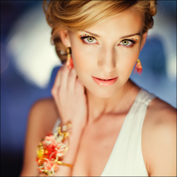 Glamorous blonde girl in jewelry, close up - Zdjęcie, obraz