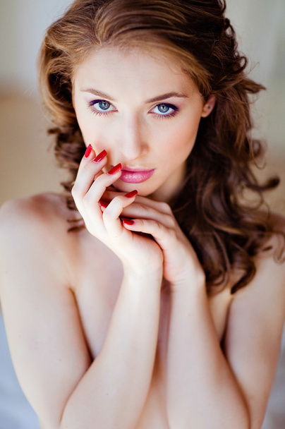 Portrait of a sensual beautiful brown-haired girl, holding hands - Fotoğraf, Görsel