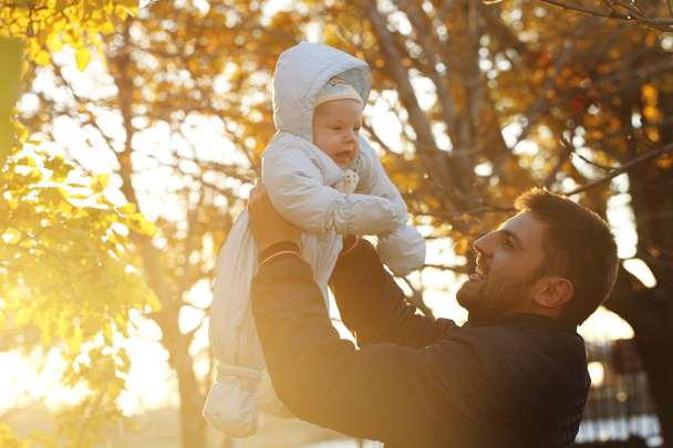 Tata z dzieckiem na spacer w parku - Zdjęcie, obraz
