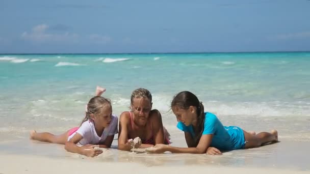 ευτυχισμένη οικογένεια, παίζοντας στην παραλία κατά τη διάρκεια της ημέρας - Πλάνα, βίντεο