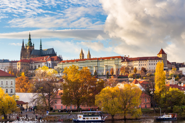 Weergave van kleurrijke binnenstad en de Praagse burcht - Foto, afbeelding