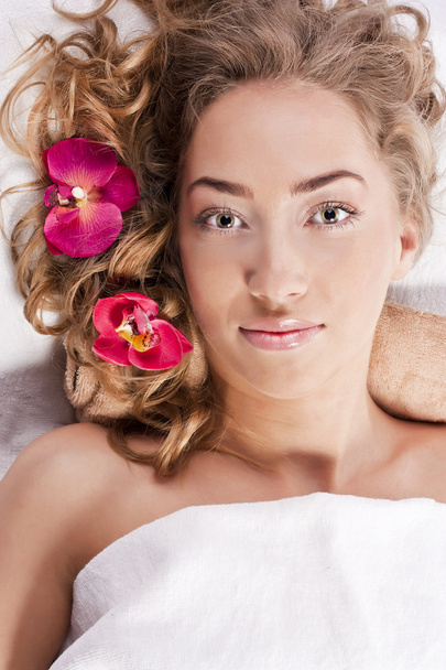 Beautiful young woman relaxed, in the spa salon - Foto, imagen