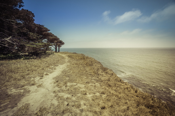 Пустой пляж с крутыми скалами
 - Фото, изображение