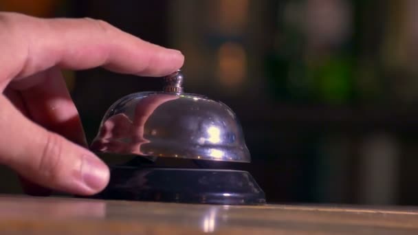 hombre empuja el timbre de llamada en el brazo del hotel
 - Metraje, vídeo