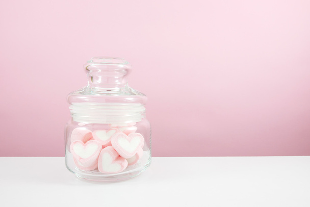 The lovely pink heart marshmallows in small glass jar - Φωτογραφία, εικόνα