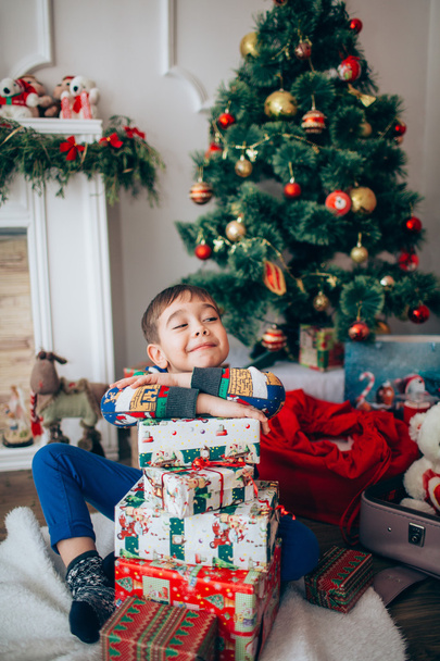 αγόρι στην παραμονή των Χριστουγέννων - Φωτογραφία, εικόνα