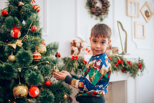 chłopiec w Wigilię Bożego Narodzenia - Zdjęcie, obraz