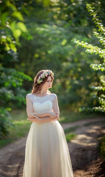 Park a gyönyörű menyasszony - Fotó, kép