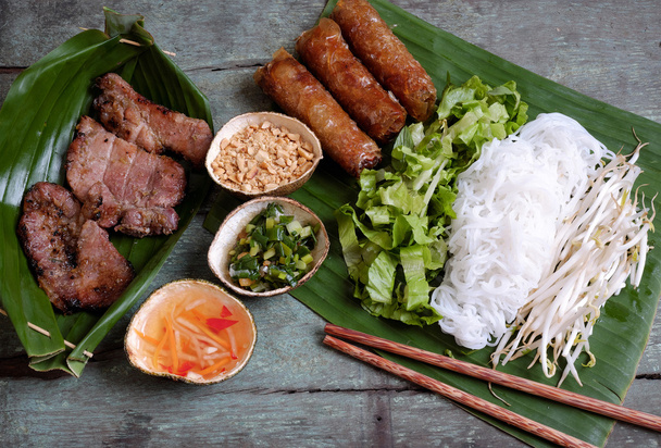 Vietnamees eten, loempia, cha gio, geroosterd vlees - Foto, afbeelding