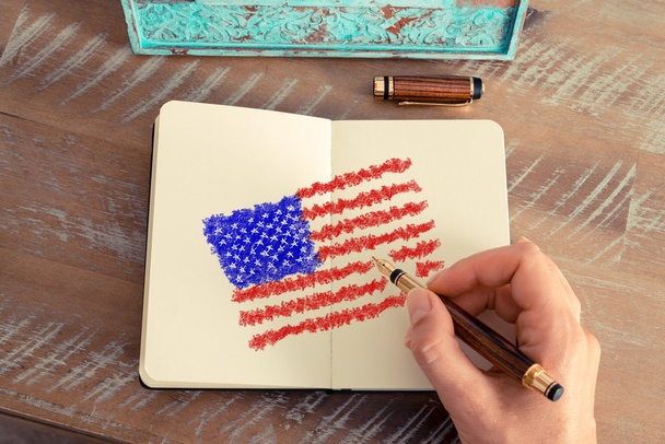Женщина вручную рисует американский флаг на блокноте
 - Фото, изображение