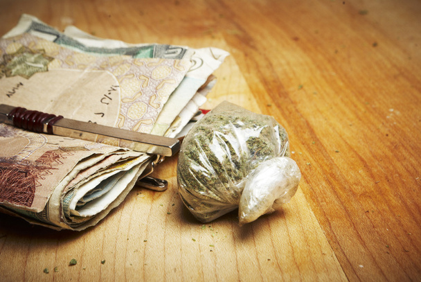 Marihuana y dinero
 - Foto, Imagen