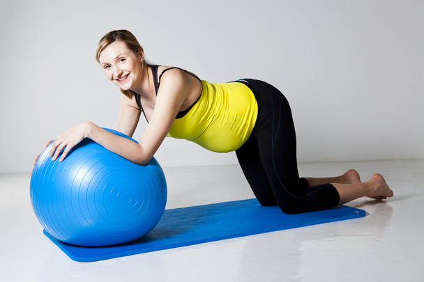hamile kadın fitness topu ile egzersiz - Fotoğraf, Görsel