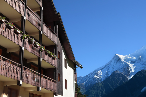 Отель для отдыха на горнолыжном курорте, европейские Альпы на расстоянии
 - Фото, изображение
