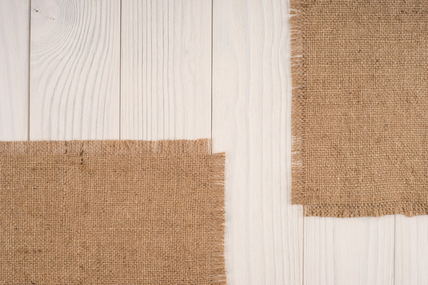 Burlap texture on wooden table background - Фото, зображення