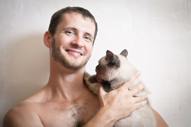 Portrait d'un homme séduisant avec son chat
 - Photo, image