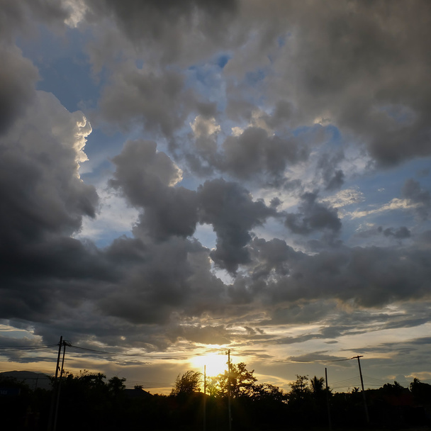 schwarze Wolke bei Sonnenuntergang dramatischer dunkler Himmel Hintergrund - Foto, Bild
