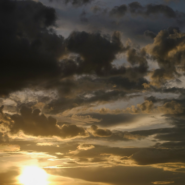 чорна хмара на заході сонця драматичний фон темного неба
 - Фото, зображення