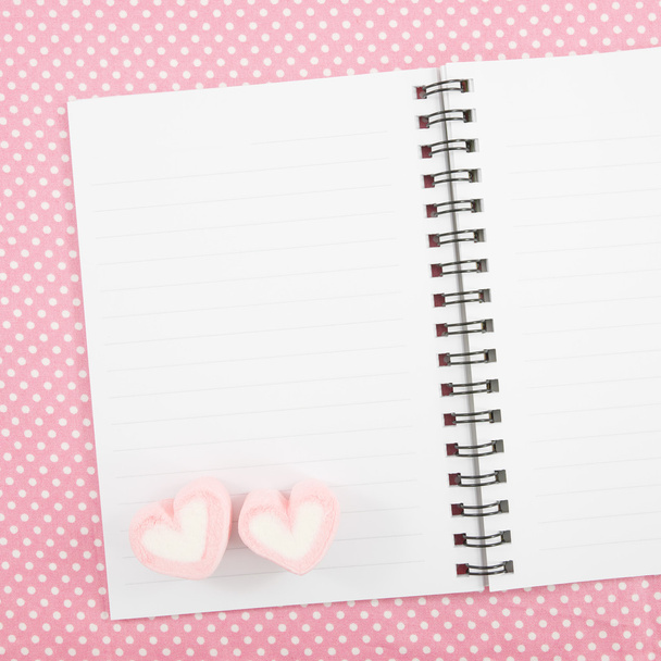 Küçük beyaz not defterindeki güzel pembe kalp marshmallow - Fotoğraf, Görsel