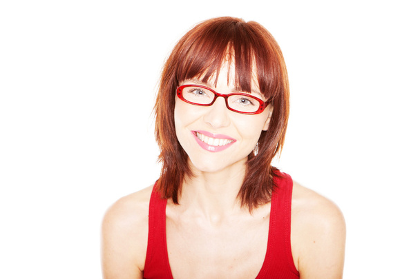 Femme en débardeur rouge et lunettes
 - Photo, image