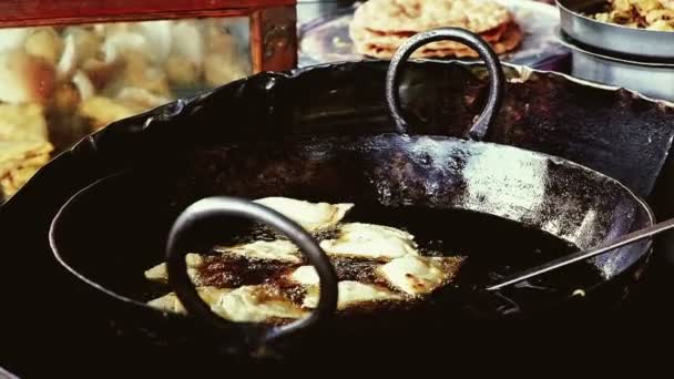 Přítomný-streetfood: Samosas smažené v rozpáleném oleji - Záběry, video