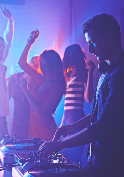 mensen dansen in de nachtclub - Foto, afbeelding