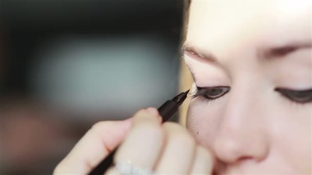 Oog make-up toe te passen vloeibare eyeliner. Close-up - Video