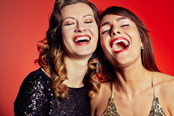 jonge vrouwen lachen - Foto, afbeelding