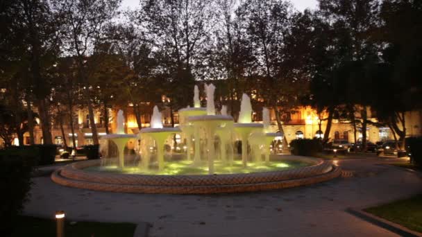 Όμορφη πολύχρωμα κρήνη το βράδυ στο πάρκο της πόλης - Πλάνα, βίντεο