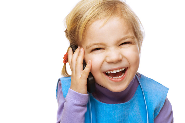 Маленькая улыбающаяся девочка с телефоном
 - Фото, изображение
