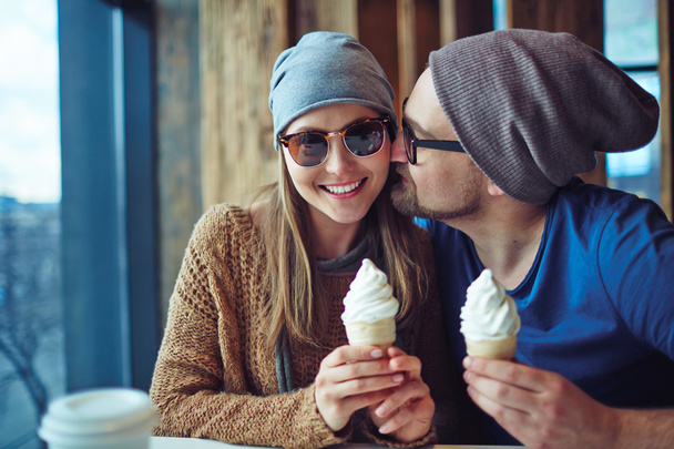 couple amoureux ayant des glaces
 - Photo, image