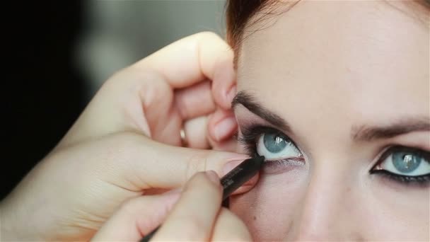 Profesjonalny makijaż artysty wykładziny wewnętrznej krawędzi oka. Szczelnie-do góry - Materiał filmowy, wideo