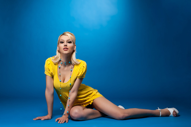 Beauty pinup woman in sexy yellow cloth - Fotografie, Obrázek
