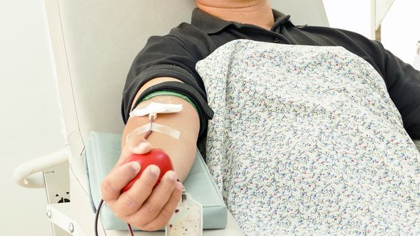 Mannelijke donoren doneren vrijwillig bloed - Foto, afbeelding