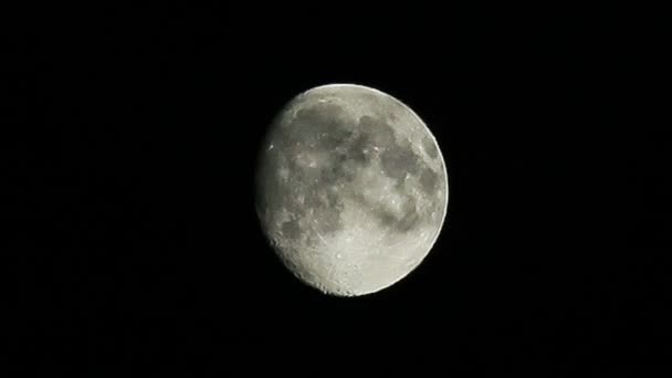 Presque pleine lune dans le ciel nocturne avec des nuages qui passent. Lune gibbeuse croissante phase lunaire. Timelapse. 4K. Très proche
 - Séquence, vidéo