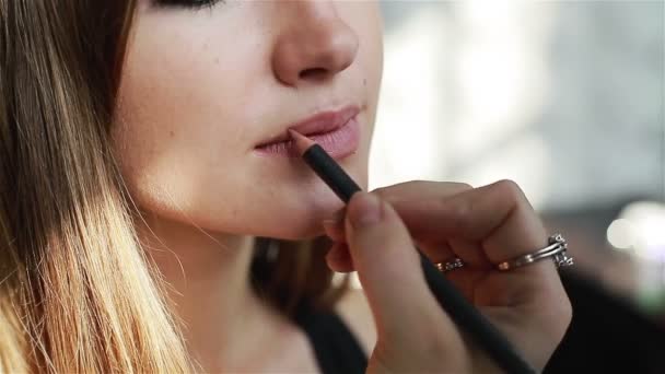 Μεγέθυνση του επαγγελματία make-up artist εφαρμογή περίγραμμα στα χείλη - Πλάνα, βίντεο
