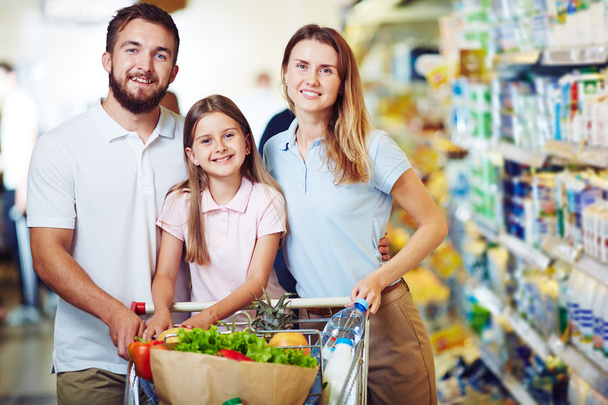 сім'я купує їжу в супермаркеті
 - Фото, зображення