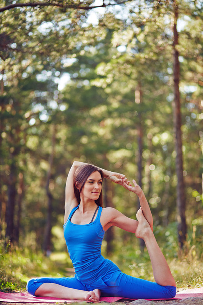 yoga egzersizleri yapıyor kız - Fotoğraf, Görsel